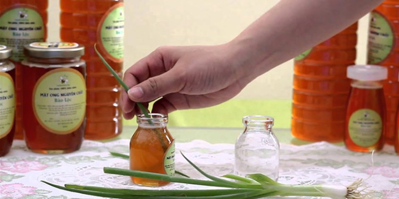Dùng lá hành tươi để phân biệt mật ong